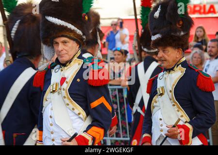 I reenattori vestiti da soldati napoleonici per celebrare il compleanno di Napoleone che nacque ad Ajaccio. Isola della Corsica. Foto Stock