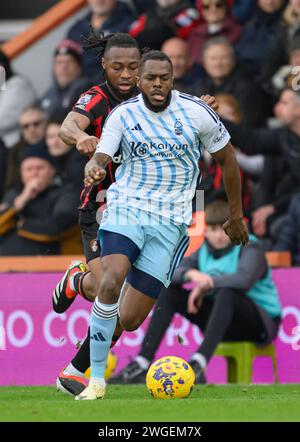 Bournemouth, Regno Unito. 30 gennaio 2024. Bournemouth, Inghilterra, 4 febbraio 2024: Nuno Tavares di Nottingham Forest (destra) sotto pressione da Antoine Semenyo di Bournemouth (sinistra) durante la partita di calcio della Premier League tra Bournemouth e Nottingham Forest al Vitality Stadium di Bournemouth, Inghilterra (David Horton/SPP) credito: SPP Sport Press Photo. /Alamy Live News Foto Stock