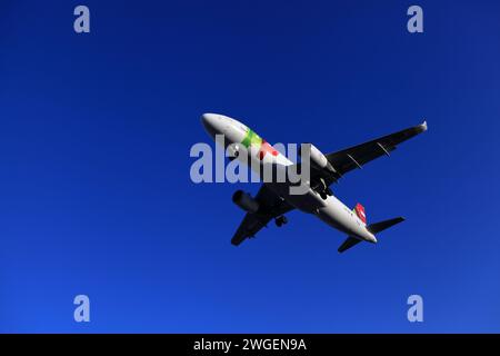 Porto, Portogallo - 3 febbraio 2024: Airbus A320-214 CS-TNV TAP Air Portugal atterra presso OPO, Aeroporto Francisco Sá Carneiro, Porto Foto Stock