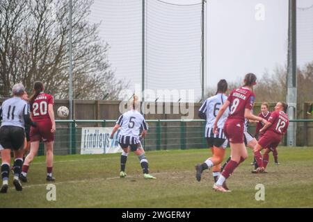 Hucknall, Regno Unito, 4°. Febbraio 2024: Kimberley Farrow del Northampton Town tira e segna il primo gol del Northampton Town contro il Notts County.Women's National League Div 1 Midlands crediti: Clive Stapleton/Alamy Live News Foto Stock