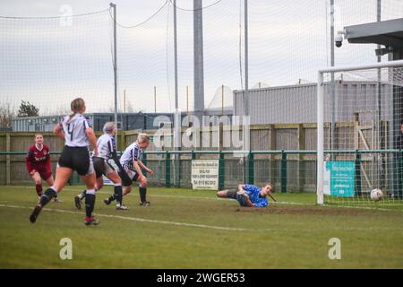 Hucknall, Regno Unito, 4°. Febbraio 2024: ALEXANDRA DICKS del Northampton Town segna il suo secondo gol e il 4 del Northampton Town contro il Notts County nella Women National League Div 1 Midlands. Crediti: Clive Stapleton/Alamy Live News Foto Stock