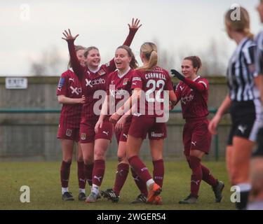 Hucknall, Regno Unito, 4°. Febbraio 2024: ALEXANDRA DICKS del Northampton Town celebra il suo secondo gol contro il Notts County nella Women National League Div 1 Midlands. Crediti: Clive Stapleton/Alamy Live News Foto Stock