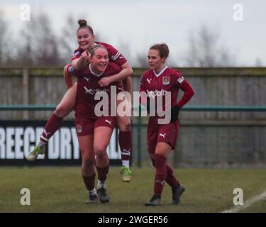 Hucknall, Regno Unito, 4°. Febbraio 2024: Il Paris Mallon e Jessica Evans di Northampton Town celebrano il gol del Paris Mallon makingf IT Notts County 0 Northampton Town 5 nella Women National League Div 1 Midlands. Crediti: Clive Stapleton/Alamy Live News Foto Stock