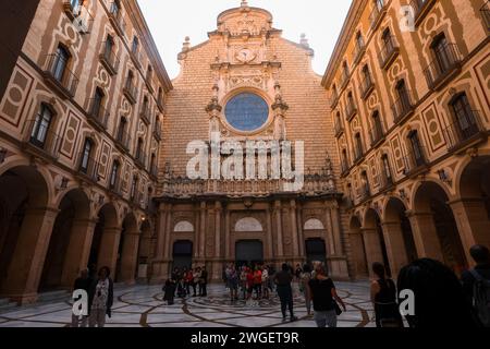 Scoprite il cortile decorato al tramonto all'interno del centro architettonico di Barcellona Foto Stock