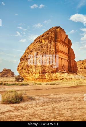 Tomba Lihyan, figlio di Kuza o Qasr al-Farid a Hegra, in Saudia, Arabia - il punto di riferimento più popolare nel sito archeologico di Mada'in Salih, paesaggio desertico sabbioso Foto Stock