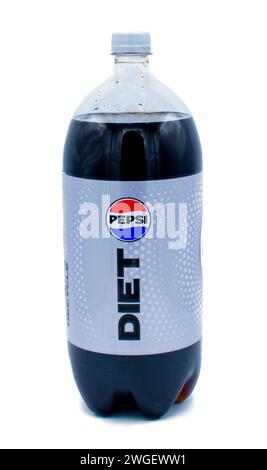 Ocala, FL USA 4 gennaio 2024 dieta del punto vendita al dettaglio Pepsi 2 litri di soda pop in esposizione isolata su sfondo bianco. logo rotondo rosso bianco e blu. r Foto Stock