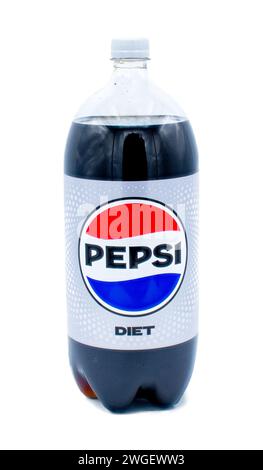 Ocala, FL USA 4 gennaio 2024 dieta del punto vendita al dettaglio Pepsi 2 litri di soda pop in esposizione isolata su sfondo bianco. logo rotondo rosso bianco e blu. r Foto Stock