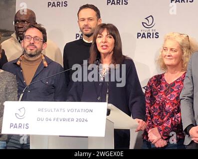 Parigi, Germania. 4 febbraio 2024. Anne Hidalgo, sindaco di Parigi, parla con i giornalisti in una conferenza stampa. Domenica a Parigi si è tenuto un referendum sull'aumento delle tariffe di parcheggio per i SUV urbani pesanti. (Al dpa "Paris vota su tariffe di parcheggio più elevate per i SUV") credito: Michael Evers/dpa/Alamy Live News Foto Stock