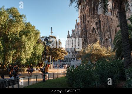 Vivi la serenità del tardo pomeriggio al Parco della Sagrada Familia di Barcellona. Foto Stock