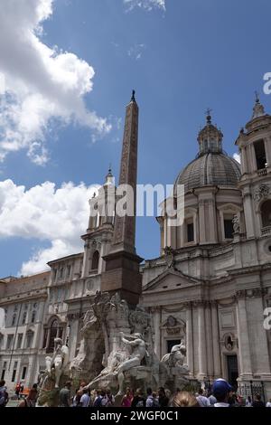 La Fontana dei quattro fiumi o Fontana dei quattro fiumi che si erge di fronte alla Chiesa di Sant'Agnese in Agone in Piazza Navona, Roma. Italia Foto Stock