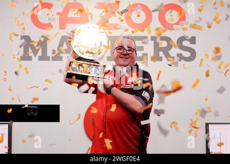 Marshall Arena, Milton Keynes, Regno Unito. 4 febbraio 2024. 2024 PDC Cazoo Darts Masters Day 3, Evening Session; Stephen Bunting festeggia con il trofeo Cazoo Masters Credit: Action Plus Sports/Alamy Live News Foto Stock