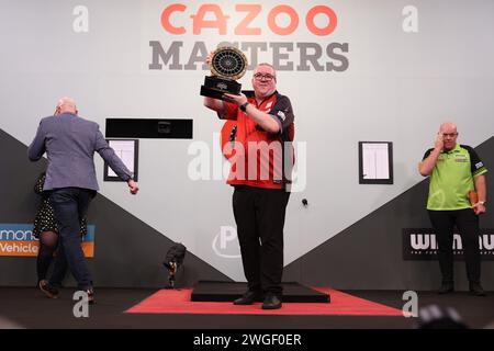 Marshall Arena, Milton Keynes, Regno Unito. 4 febbraio 2024. 2024 PDC Cazoo Darts Masters Day 3, Evening Session; Stephen Bunting festeggia con il trofeo Cazoo Masters Credit: Action Plus Sports/Alamy Live News Foto Stock