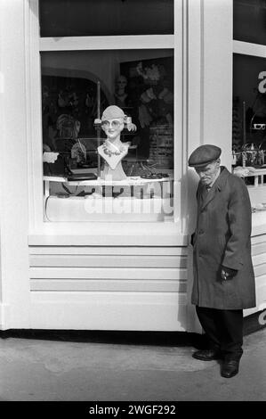 Covent Garden Piazza anni '1980 Regno Unito. Un gentiluomo della strada si affaccia su una boutique di moda di recente apertura nella recentemente sviluppata e trasformata Piazza Covent Garden. Questo è stato il mercato ortofrutticolo di Londra sviluppato per la prima volta negli anni '1650 330 anni dopo è stato trasformato in una moderna esperienza di shopping turistico. Covent Garden, Londra. 1980. 1980S UK HOMER SYKES Foto Stock