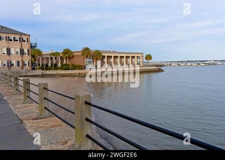 La Battery Promenade a nord lungo East Battery, la banchina che forma Charleston Harbor, il Carolina Yacht Club e il bacino delle barche in lontananza. Foto Stock