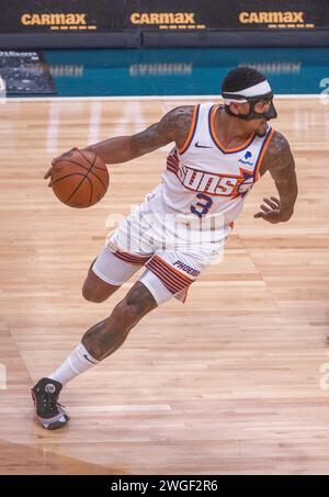 Washington, USA. 4 febbraio 2024. WASHINGTON, DC - 04 FEBBRAIO: Bradley Beal (3), guardia dei Phoenix Suns, all'attacco durante una partita NBA tra i Washington Wizards e i Phoenix Suns il 4 febbraio 2024, alla Capital One Arena di Washington, DC. (Foto di Tony Quinn/SipaUSA) credito: SIPA USA/Alamy Live News Foto Stock