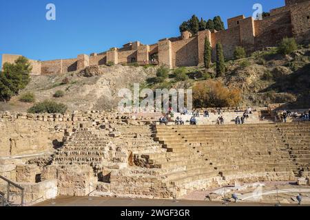 Malaga, Spagna. Malaga, Alcazaba. Antico anfiteatro romano con alle spalle il castello di Alcazaba, Malaga, Andalusia, Spagna Foto Stock