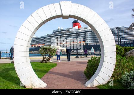 Bermudian Archway (Moongate) con la nave da crociera Cunard Queen Victoria alle spalle, North Arm, Royal Naval Dockyard, Sandy's Parish, Bermuda Foto Stock