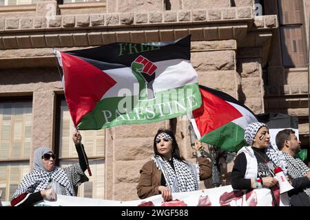 Austin, Texas, Stati Uniti. 4 febbraio 2024. Diverse migliaia di sostenitori di una Palestina libera e sostenitori di una manifestazione di cessate il fuoco in Medio Oriente al Campidoglio del Texas, poi marciando su Congress Avenue attraverso il centro di Austin. I manifesti che incolpano il presidente Joe Biden e il governatore del Texas Greg Abbott per lo spargimento di sangue sono stati portati dai principali manifestanti. Crediti: Bob Daemmrich/Alamy Live News Foto Stock