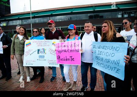 Bogotà, Colombia. 4 febbraio 2024. I cittadini venezuelani che vivono a Bogotà, Colombia, protestano per la candidatura presidenziale del leader dell'opposizione venezuelana Maria Corina Machado alle elezioni presidenziali dopo essere stato squalificato, il 4 febbraio 2024. Foto di: Chepa Beltran/Long Visual Press Credit: Long Visual Press/Alamy Live News Foto Stock