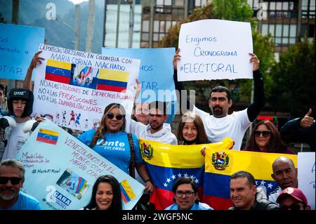 Bogotà, Colombia. 4 febbraio 2024. I cittadini venezuelani che vivono a Bogotà, Colombia, protestano per la candidatura presidenziale del leader dell'opposizione venezuelana Maria Corina Machado alle elezioni presidenziali dopo essere stato squalificato, il 4 febbraio 2024. Foto di: Chepa Beltran/Long Visual Press Credit: Long Visual Press/Alamy Live News Foto Stock