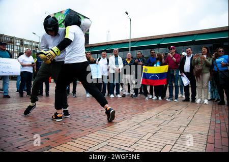 Bogotà, Colombia. 4 febbraio 2024. I cittadini venezuelani che vivono a Bogotà, Colombia, protestano per la candidatura presidenziale del leader dell'opposizione venezuelana Maria Corina Machado alle elezioni presidenziali dopo essere stato squalificato, il 4 febbraio 2024. Foto di: Chepa Beltran/Long Visual Press Credit: Long Visual Press/Alamy Live News Foto Stock