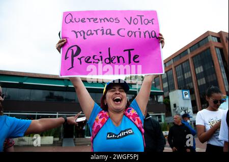 Bogotà, Colombia. 4 febbraio 2024. I cittadini venezuelani che vivono a Bogotà, Colombia, protestano per la candidatura presidenziale del leader dell'opposizione venezuelana Maria Corina Machado alle elezioni presidenziali dopo essere stato squalificato, il 4 febbraio 2024. Foto di: Chepa Beltran/Long Visual Press Credit: Long Visual Press/Alamy Live News Foto Stock