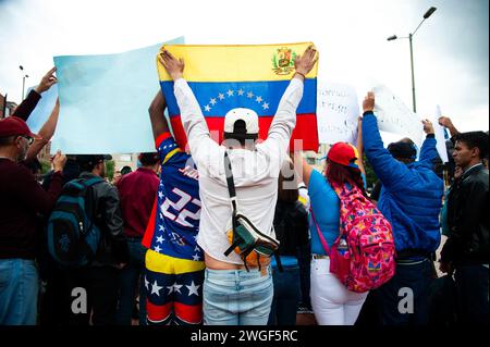 Bogotà, Colombia. 4 febbraio 2024. I cittadini venezuelani che vivono a Bogotà, Colombia, protestano per la candidatura presidenziale del leader dell'opposizione venezuelana Maria Corina Machado alle elezioni presidenziali dopo essere stato squalificato, il 4 febbraio 2024. Foto di: Chepa Beltran/Long Visual Press Credit: Long Visual Press/Alamy Live News Foto Stock