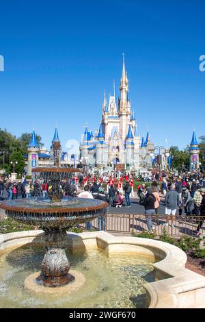Castello di Cenerentola da Main Street, U.S.A, Magic Kingdom, Walt Disney World Resort, Orange County, Orlando, Florida, Stati Uniti d'America Foto Stock