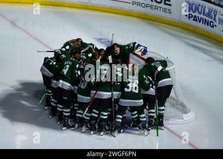 Tsongas Center. 4 febbraio 2024. Massachusetts, USA; i giocatori di Boston circondano la rete davanti a una partita della stagione regolare della PWHL tra Boston e Montreal al Tsongas Center. (c) Burt Granofsky/CSM/Alamy Live News Foto Stock