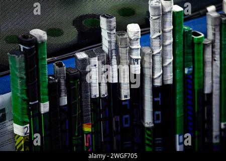 Tsongas Center. 4 febbraio 2024. Massachusetts, USA; gli Sticks attendono i giocatori prima del secondo periodo durante una partita della stagione regolare della PWHL tra Boston e Montreal al Tsongas Center. (c) Burt Granofsky/CSM/Alamy Live News Foto Stock