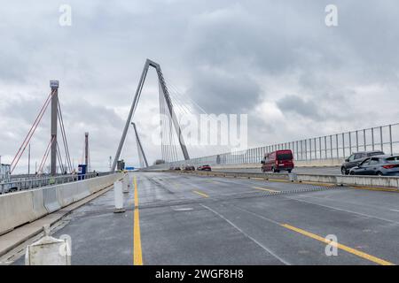 Erste Fahrzeuge befahren die freigegebene Brücke - Feierliche Verkehrsfreigabe der neuen A1 Rheinbrücke zwischen Leverkusen und Köln nach 10 Jahren Bauzeit. Die alte Brücke wird abgerissen. Die Fertigstellung der zweiten A1 Autobahnbrücke ist für 2027 vorgesehen - 04.02.2024 Leverkusen NRW Deutschland *** i primi veicoli guidano sul ponte aperto Ceremonial aprendo al traffico il nuovo ponte A1 sul Reno tra Leverkusen e Colonia dopo 10 anni di costruzione il vecchio ponte è in fase di demolizione il secondo ponte dell'autostrada A1 è previsto per il 2027 04 02 2024 Leverkusen NRW German Foto Stock