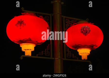 I lampioni rossi Crimson illuminano lungo la Beijing Middle Road nella città di Lhasa. Foto Stock