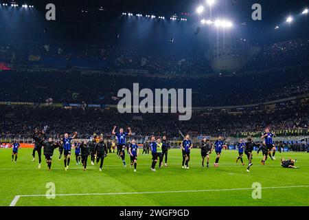 Milano, Italia. 4 febbraio 2024. La squadra (FC Inter) celebra la vittoria durante la partita di campionato italiano di serie A tra FC Internazionale e Juventus FC il 4 febbraio 2024 allo stadio Giuseppe Meazza di Milano - crediti: Luca Rossini/e-Mage/Alamy Live News Foto Stock