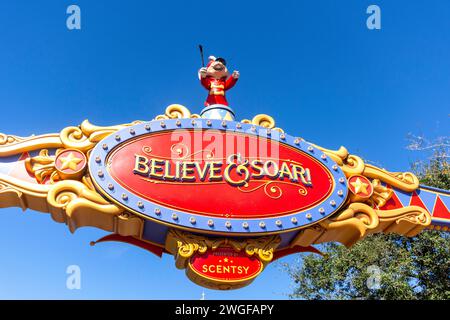 Insegna Dumbo The Flying Elelephant, Fantasyland, Magic Kingdom, Walt Disney World Resort, Orange County, Orlando, Florida, Stati Uniti d'America Foto Stock