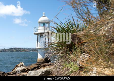 Faro di Robertson Point, Cremorne, in una giornata soleggiata con cielo azzurro Foto Stock