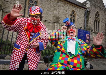 Londra, Regno Unito. 4 febbraio 2024. I clown si riuniscono nei loro costumi alla Haggerston All Saints Church per il servizio Grimaldi, ora al suo 78° anno. Il servizio e l'evento circostante si svolgono ogni anno in onore del famoso intrattenitore dell'era Regency Joseph Grimaldi, e celebrano la vita dei clown della comunità che potrebbero essere morti di recente. Crediti: Imageplotter/Alamy Live News Foto Stock