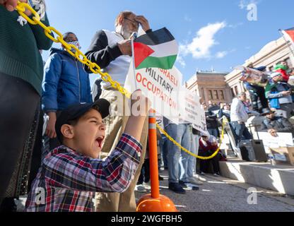 Austin, Texas, USA. 4 febbraio 2024. Diverse migliaia di sostenitori di una Palestina libera e sostenitori di una manifestazione di cessate il fuoco in Medio Oriente al Campidoglio del Texas, successivamente marciarono su Congress Avenue attraverso il centro di Austin. I cartelli che incolpavano il presidente Biden e il governatore del Texas Abbott per lo spargimento di sangue furono portati dai principali manifestanti. (Immagine di credito: © Bob Daemmrich/ZUMA Press Wire) SOLO USO EDITORIALE! Non per USO commerciale! Foto Stock