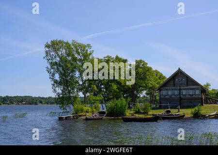 Barche di legno sulla riva dell'isola di Kizhi in Carelia Foto Stock