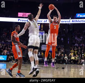 3 febbraio 2024: Justin Taylor (5), sophomore di Syracuse, spara al senior di Wake Forest Andrew Carr (11). Partita di pallacanestro NCAA tra la Syracuse University e la Wake Forest University presso il Lawrence Joel Veterans Memorial Coliseum, Winston Salem. Carolina del Nord. David Beach/CSM (immagine di credito: © David Beach/Cal Sport Media) Foto Stock