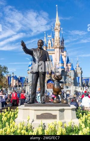 Statua di Walt Disney e Castello di Cenerentola, Fantasyland, Magic Kingdom, Walt Disney World Resort, Orange County, Orlando, Florida, Stati Uniti d'AM Foto Stock