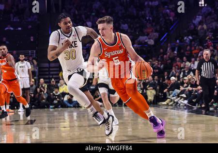 3 febbraio 2024: Il sophomore di Syracuse Justin Taylor (5) va al cestino con Damari Monsanto (30) in difesa. Partita di pallacanestro NCAA tra la Syracuse University e la Wake Forest University presso il Lawrence Joel Veterans Memorial Coliseum, Winston Salem. Carolina del Nord. David Beach/CSM (immagine di credito: © David Beach/Cal Sport Media) Foto Stock