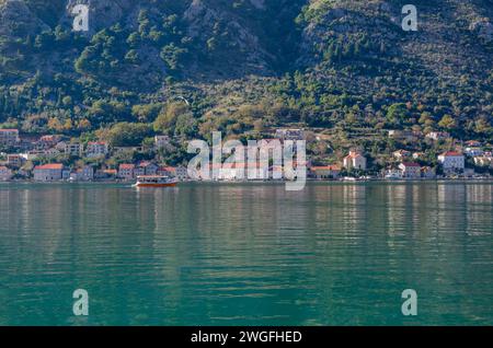 Vista del villaggio di Muo dal lungomare di Dobrota, dalla baia di Cattaro, Montenegro Foto Stock