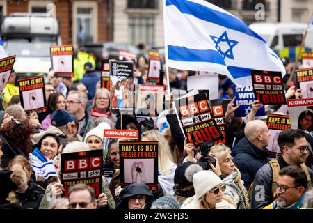 Londra, Regno Unito. 4 febbraio 2024. I manifestanti tengono cartelli e bandiere israeliane fuori dal quartier generale della BBC durante la loro manifestazione. I sostenitori israeliani si riuniscono presso il quartier generale della BBC per una manifestazione per chiedere un rapporto equo sulla guerra Israele-Hamas e per sollecitare la forza militare di Hamas a rilasciare gli ostaggi rimanenti a Gaza. Il conflitto scoppiò in Medio Oriente dopo che le forze di Hamas razziarono una comunità locale nel sud di Israele il 7 ottobre 2023, catturando più di 200 ostaggi e uccidendo centinaia di altri. (Foto di Hesther ng/SOPA Images/Sipa USA) credito: SIPA USA/Alamy Live News Foto Stock