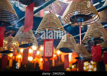 Varie lanterne orientali e lampade esposte in un tempio cinese Foto Stock