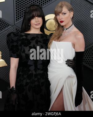 Los Angeles, Stati Uniti. 4 febbraio 2024. (L-R) Lana del Rey e Taylor Swift al 66° Annual Grammy Awards tenutosi alla Crypto.com Arena di Los Angeles, CALIFORNIA, domenica 4 febbraio 2024. (Foto di Sthanlee B. Mirador/Sipa USA) credito: SIPA USA/Alamy Live News Foto Stock