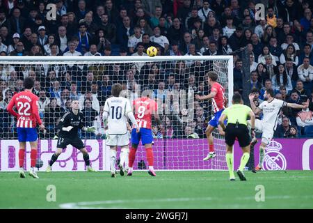 Madrid, Spagna. 4 febbraio 2024. Marcos Llorente (3° R) dell'Atletico de Madrid segna un gol durante la partita di calcio del campionato spagnolo (la Liga) tra il Real Madrid e l'Atletico de Madrid allo stadio Santiago Bernabeu di Madrid, Spagna, il 4 febbraio 2024. Crediti: Gustavo Valiente/Xinhua/Alamy Live News Foto Stock