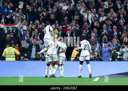 Madrid, Spagna. 4 febbraio 2024. I giocatori del Real Madrid festeggiano un gol durante la partita di calcio del campionato spagnolo (la Liga) tra il Real Madrid e l'Atletico de Madrid allo stadio Santiago Bernabeu di Madrid, Spagna, il 4 febbraio 2024. Crediti: Gustavo Valiente/Xinhua/Alamy Live News Foto Stock