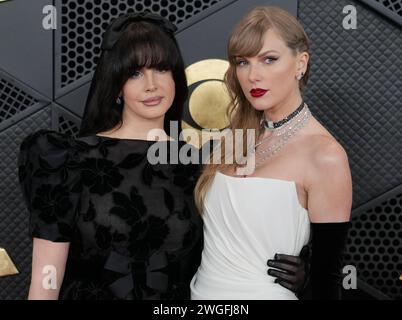 Los Angeles, Stati Uniti. 4 febbraio 2024. (L-R) Lana del Rey e Taylor Swift al 66° Annual Grammy Awards tenutosi alla Crypto.com Arena di Los Angeles, CALIFORNIA, domenica 4 febbraio 2024. (Foto di Sthanlee B. Mirador/Sipa USA) credito: SIPA USA/Alamy Live News Foto Stock