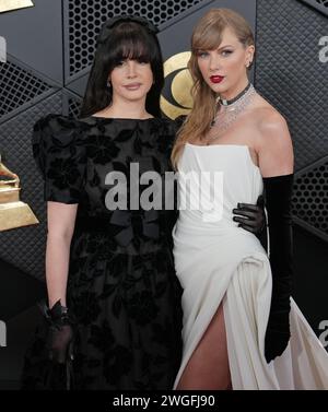 Los Angeles, Stati Uniti. 4 febbraio 2024. (L-R) Lana del Rey e Taylor Swift al 66° Annual Grammy Awards tenutosi alla Crypto.com Arena di Los Angeles, CALIFORNIA, domenica 4 febbraio 2024. (Foto di Sthanlee B. Mirador/Sipa USA) credito: SIPA USA/Alamy Live News Foto Stock