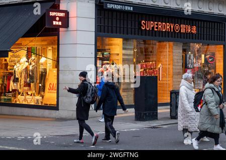 Londra, Regno Unito. 4 febbraio 2024. Gli amanti dello shopping passeranno davanti al negozio principale di Superdry in Bond Street a Londra. Superdry è in fase di ricostruzione della sua struttura aziendale dopo l'avviso di profitto a causa del calo delle vendite. La ricostruzione può portare a significative chiusure di punti vendita e tagli al lavoro. (Foto di Hesther ng/SOPA Images/Sipa USA) credito: SIPA USA/Alamy Live News Foto Stock